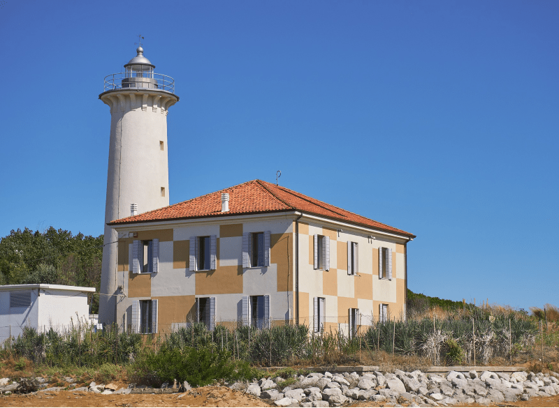 Il faro di Bibione raggiungibile solo a piedi o in bicicletta