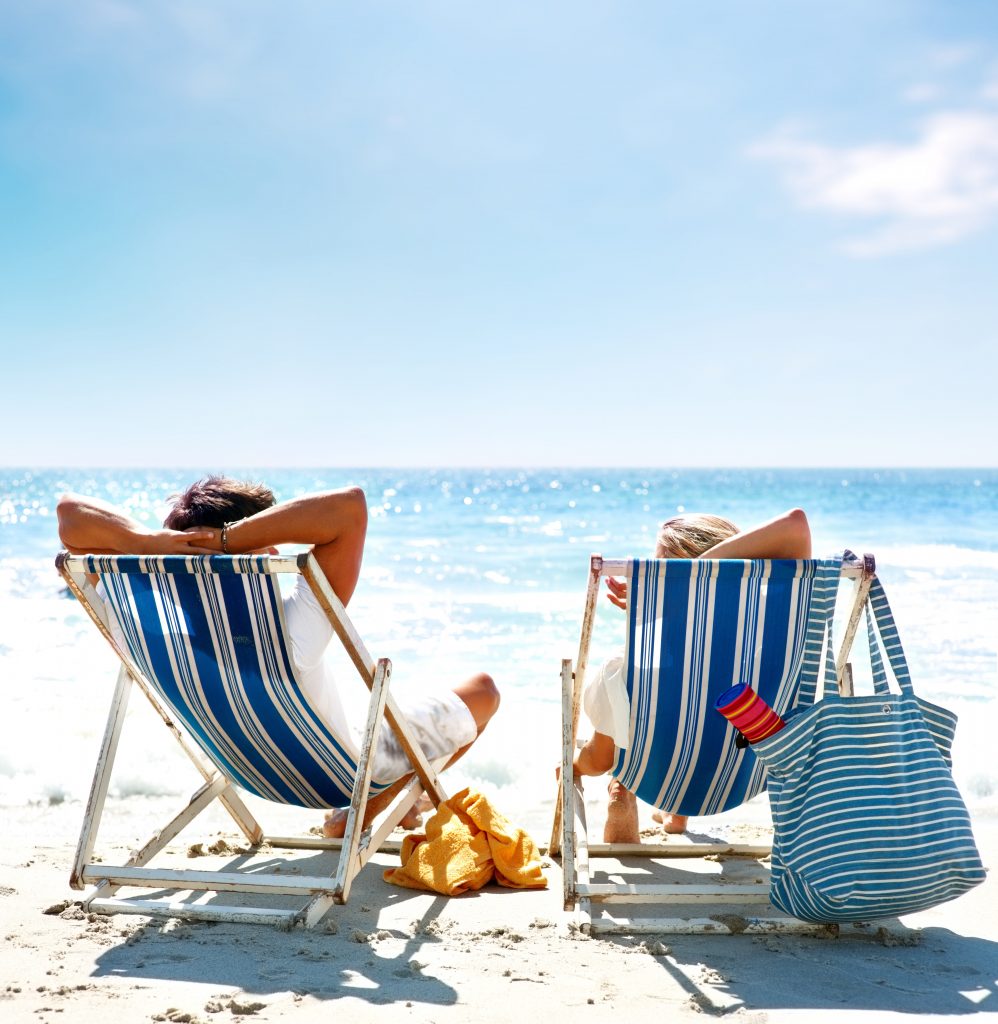 Relax sulle sdraio in spiaggia guardando il mare