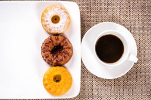 Colazione dolce con dolcetti e caffè caldo