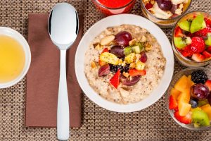 Porridge e frutta fresca per colazione