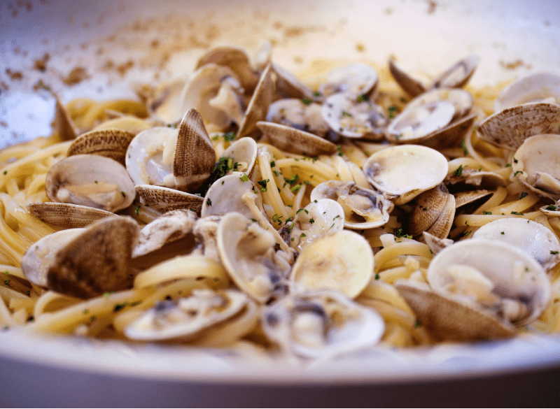 Un primo piatto tipico della costa adriatica: spaghetti con le vongole