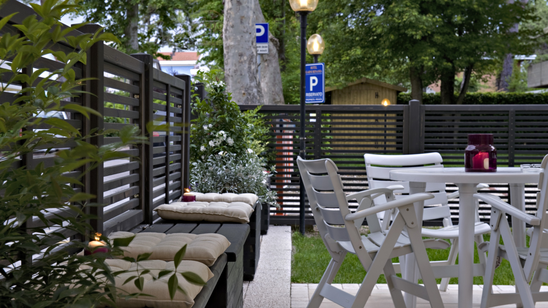 Serate all'aperto nel giardino dell'hotel Renania a Bibione