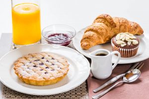 Torte, Brioches und Fruchtsaft