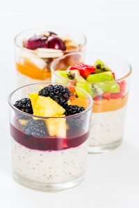 Joghurt und Obst, um den Tag in Bibione zu beginnen