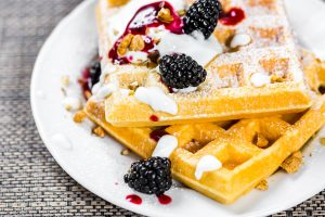 Waffel mit Joghurt und Beeren