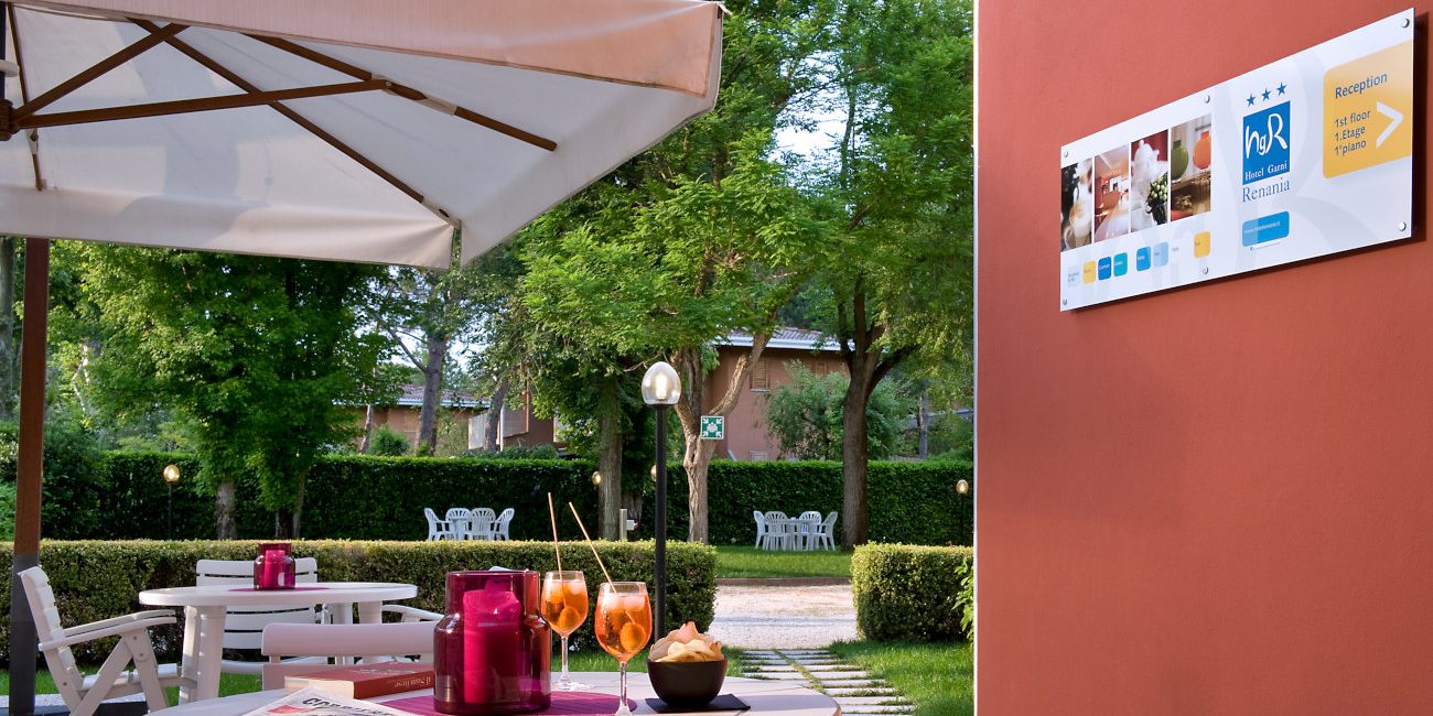 Aperitif im Garten des Hotels Renania